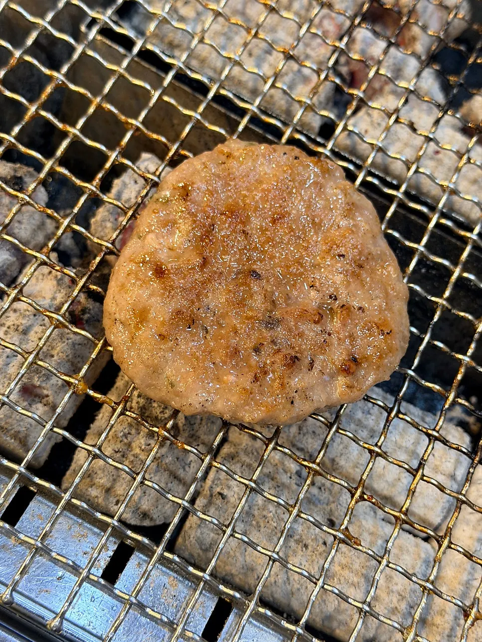 야채에 곁들여 먹는 숯불 장어구이