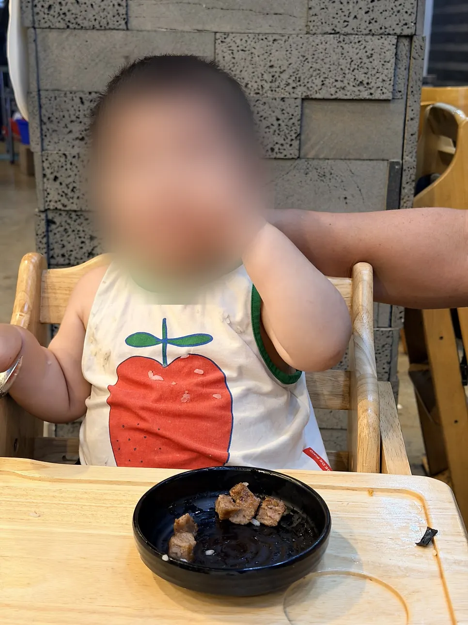 장어와 반찬이 차려진 식사 상차림
