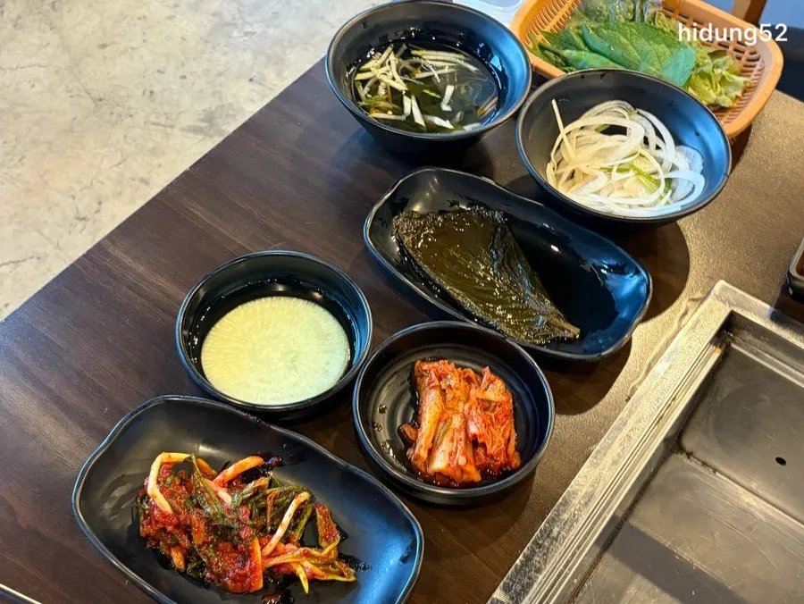 Eel restaurant dining hall with partitions