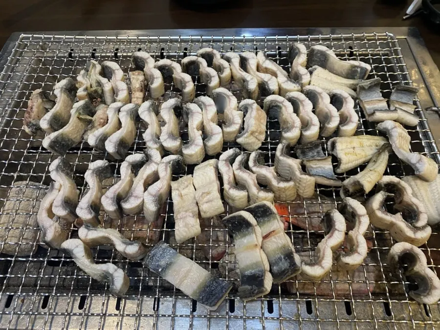 초벌되어 나온 통통한 장어 한 접시
