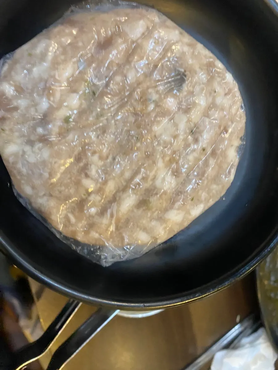 겉면이 노릇하게 구워진 장어구이