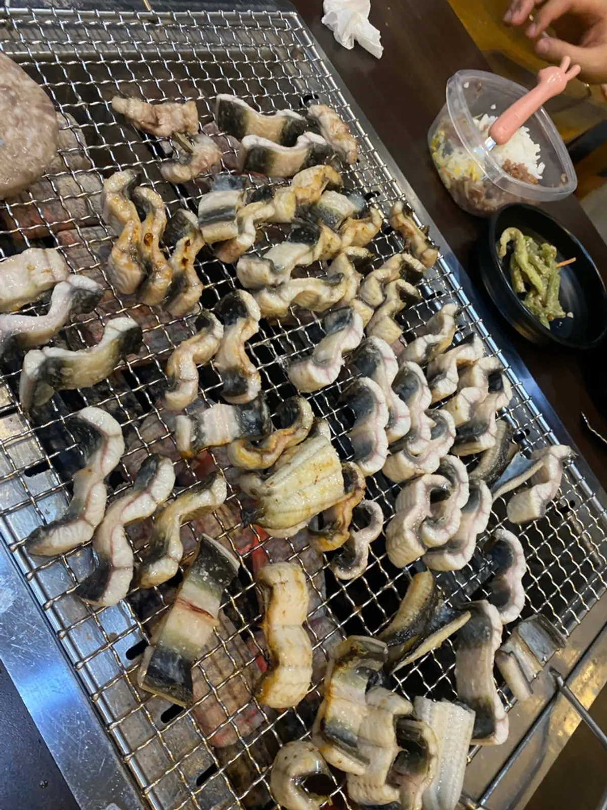 소스와 생강을 곁들인 장어구이