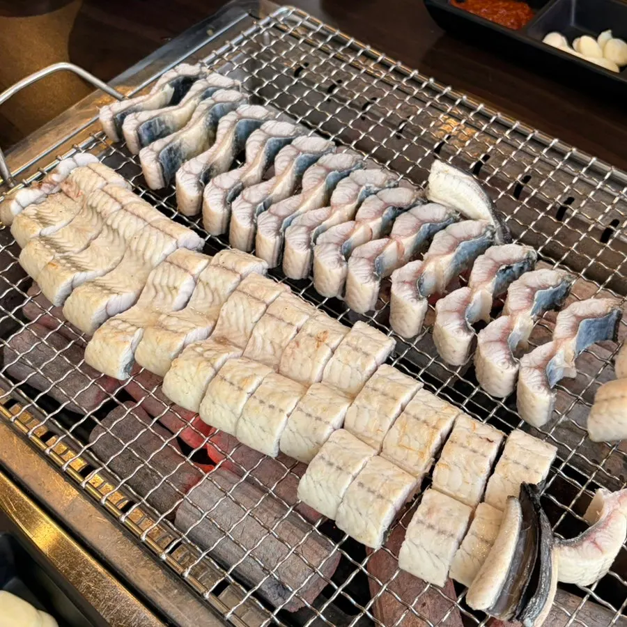 1.3kg of three freshwater eels charcoal-grilling