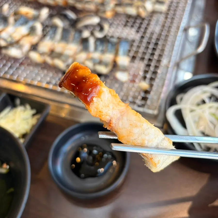 Golden-brown grilled eel, front and back