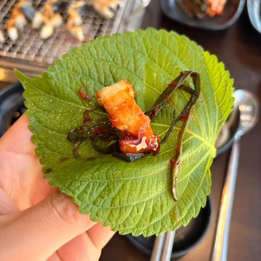 Salt-grilled eel dipped in coarse salt