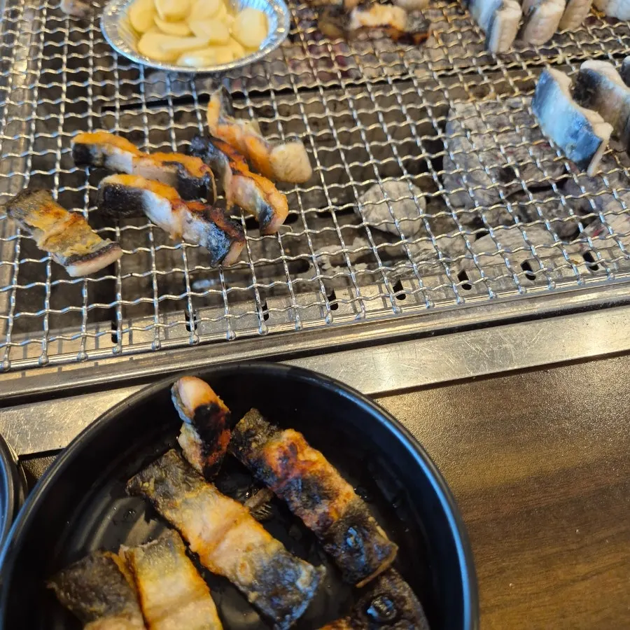 참숯 화로에서 굽는 장어