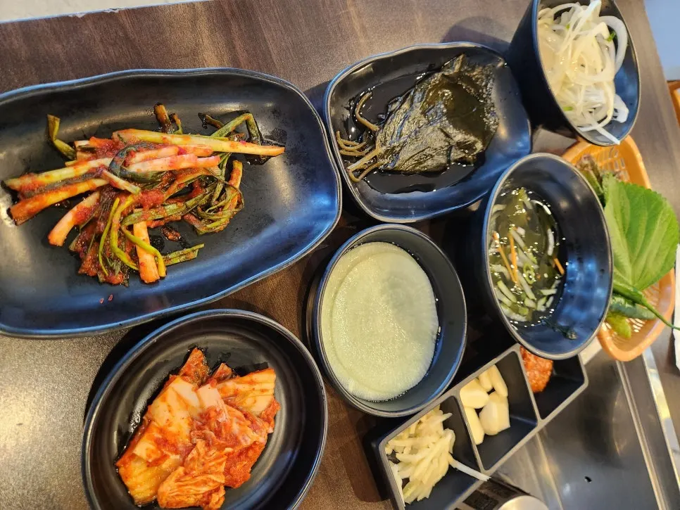 깻잎장아찌 쌈무 파김치 등 밑반찬 한 상