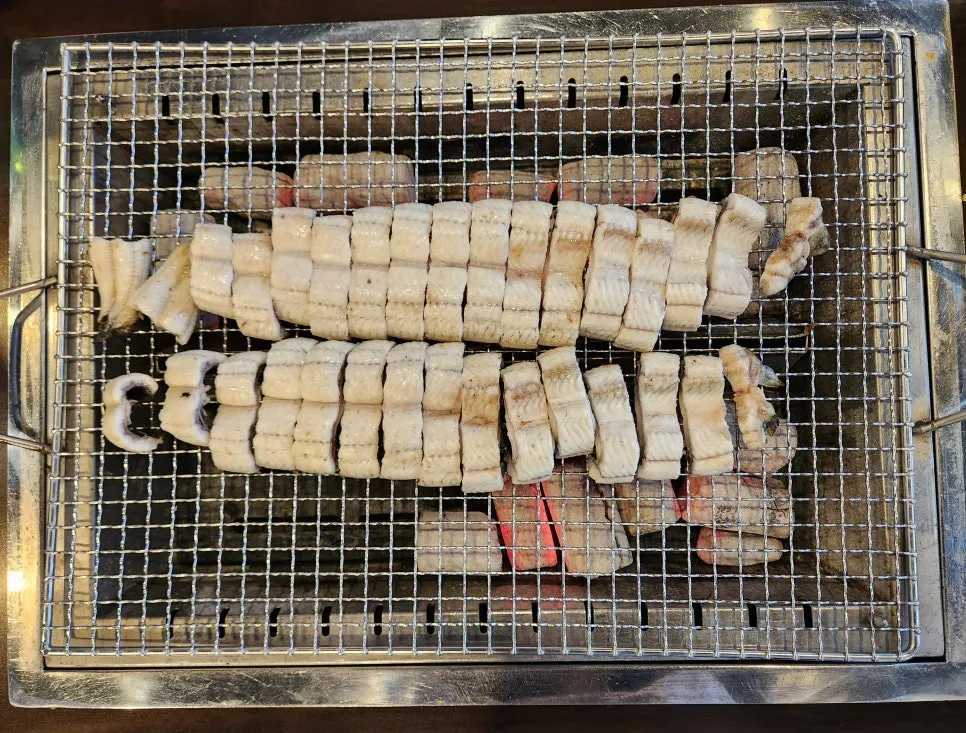 숯불에 올린 초벌 민물장어