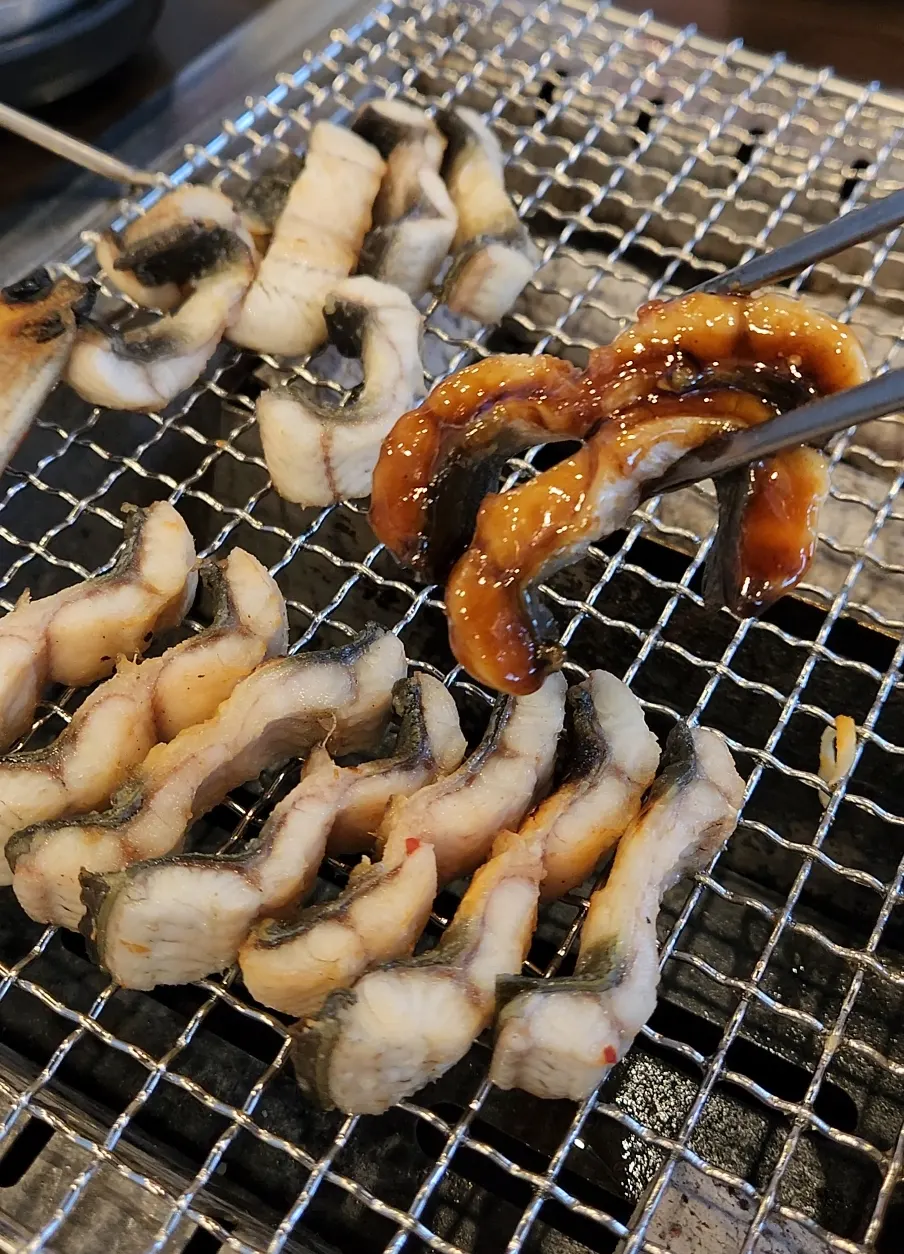 소스를 곁들인 구운 장어 한 점