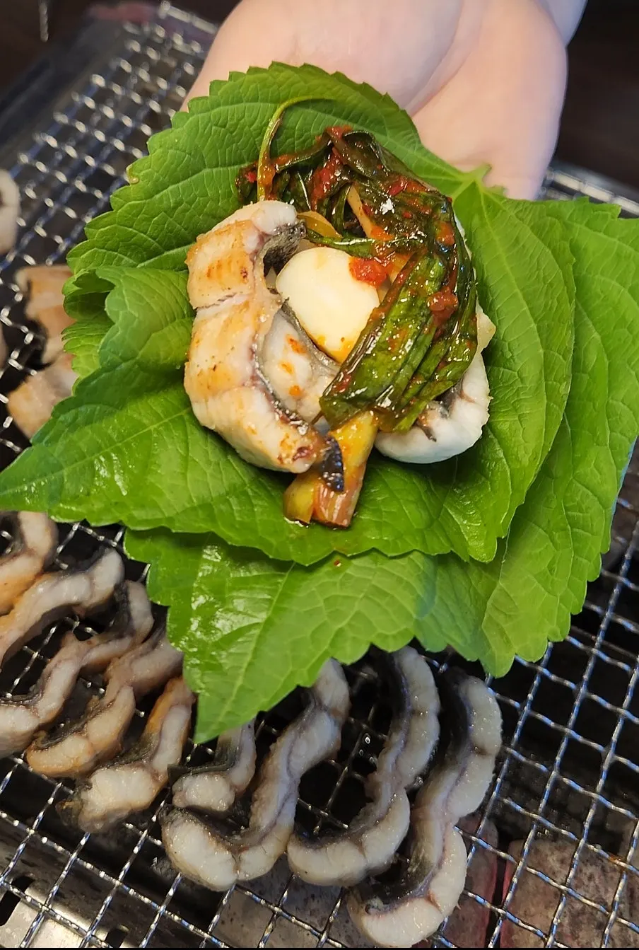 생강과 마늘 올린 장어 쌈