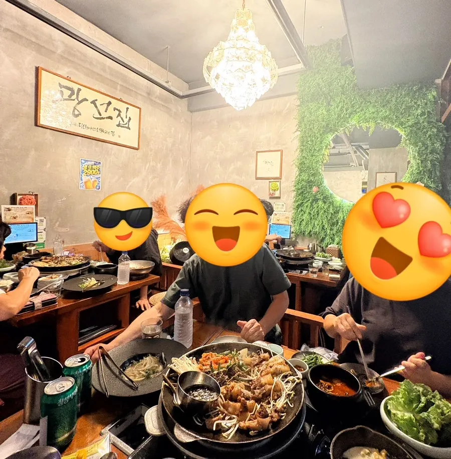 Widely spaced table seating at Gwangseonjip