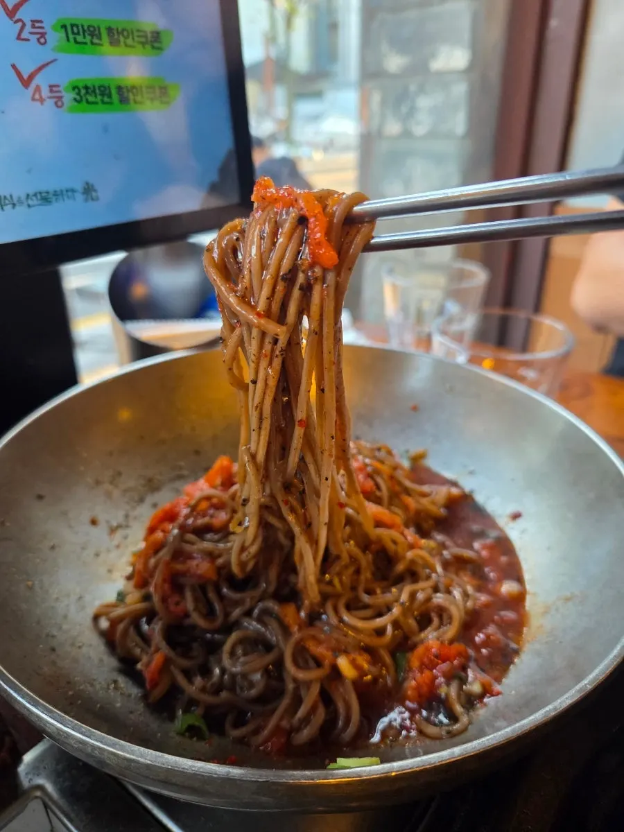 A bowl of buckwheat noodles served alongside the meat