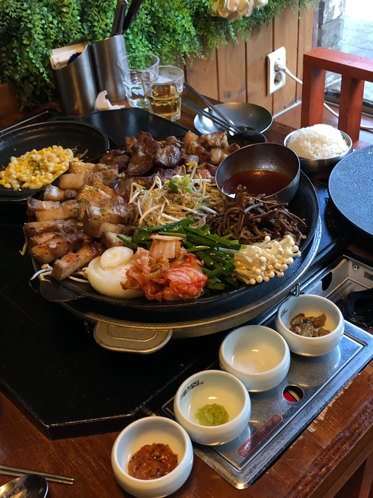 Charcoal-grilled meat platter with bean sprouts and mushrooms