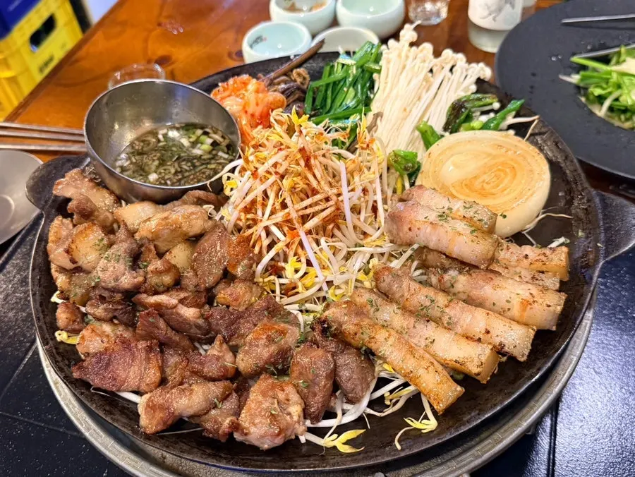 완벌로 구워져 나온 특수부위 고기 한 판