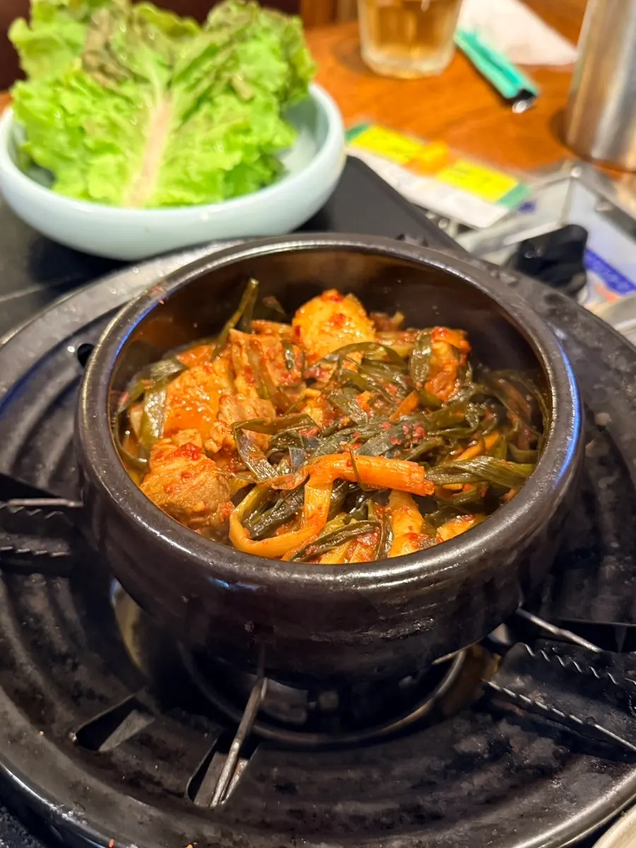 오겹살과 꼬들살을 쌈에 싸 먹는 모습