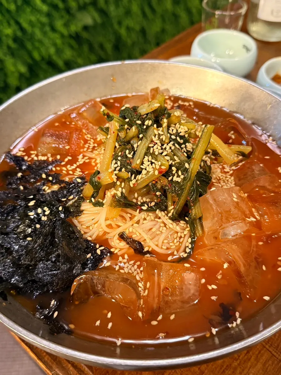 파김치를 올린 구운 고기 한 점