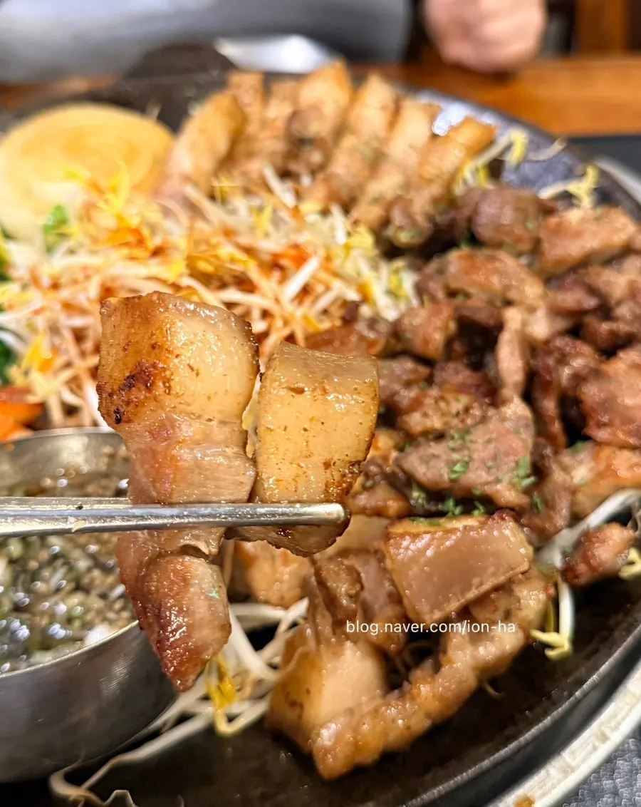 살얼음 육수의 김치말이국수와 고기 한 상