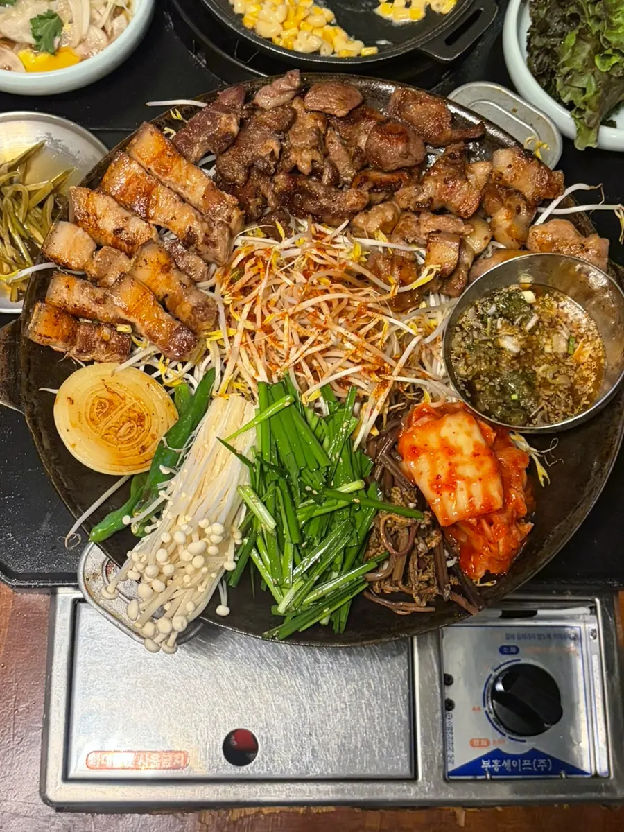 Bean sprouts and vegetables surrounding the meat