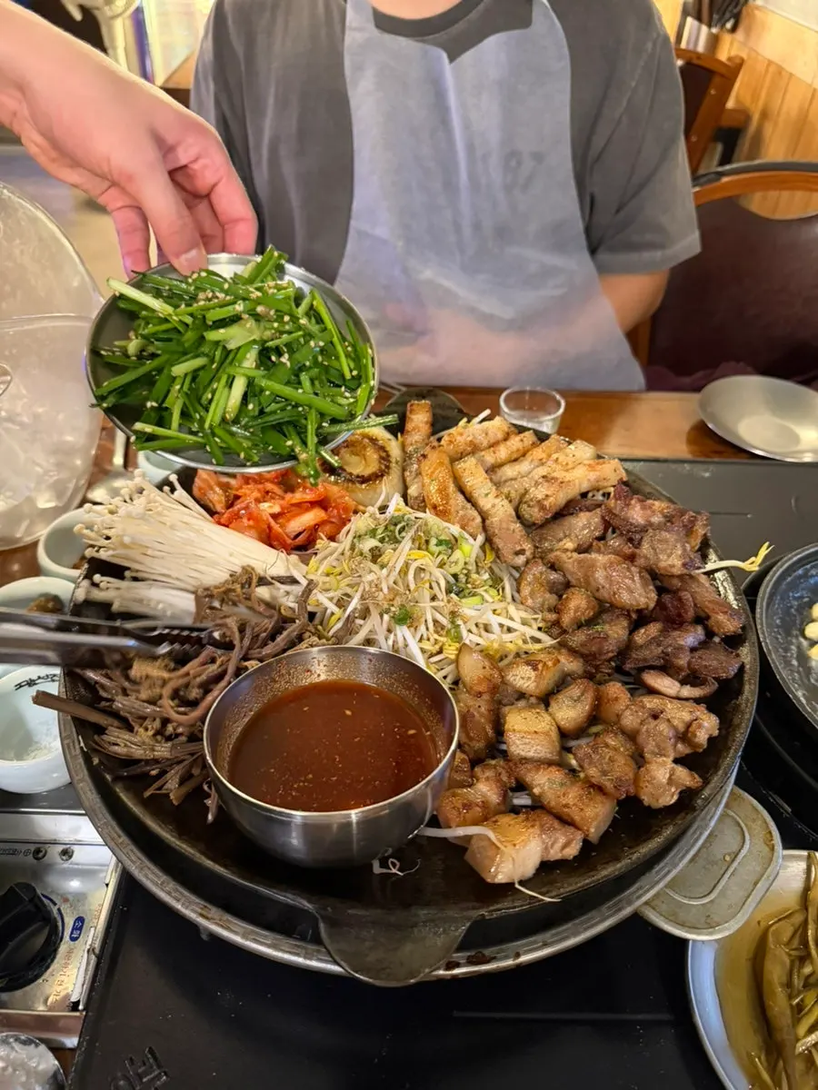 Vegetable lineup on Gwangseonjip's assorted half platter