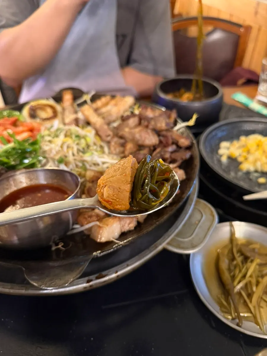 A bite of gatkimchi-jjim eaten with the meat