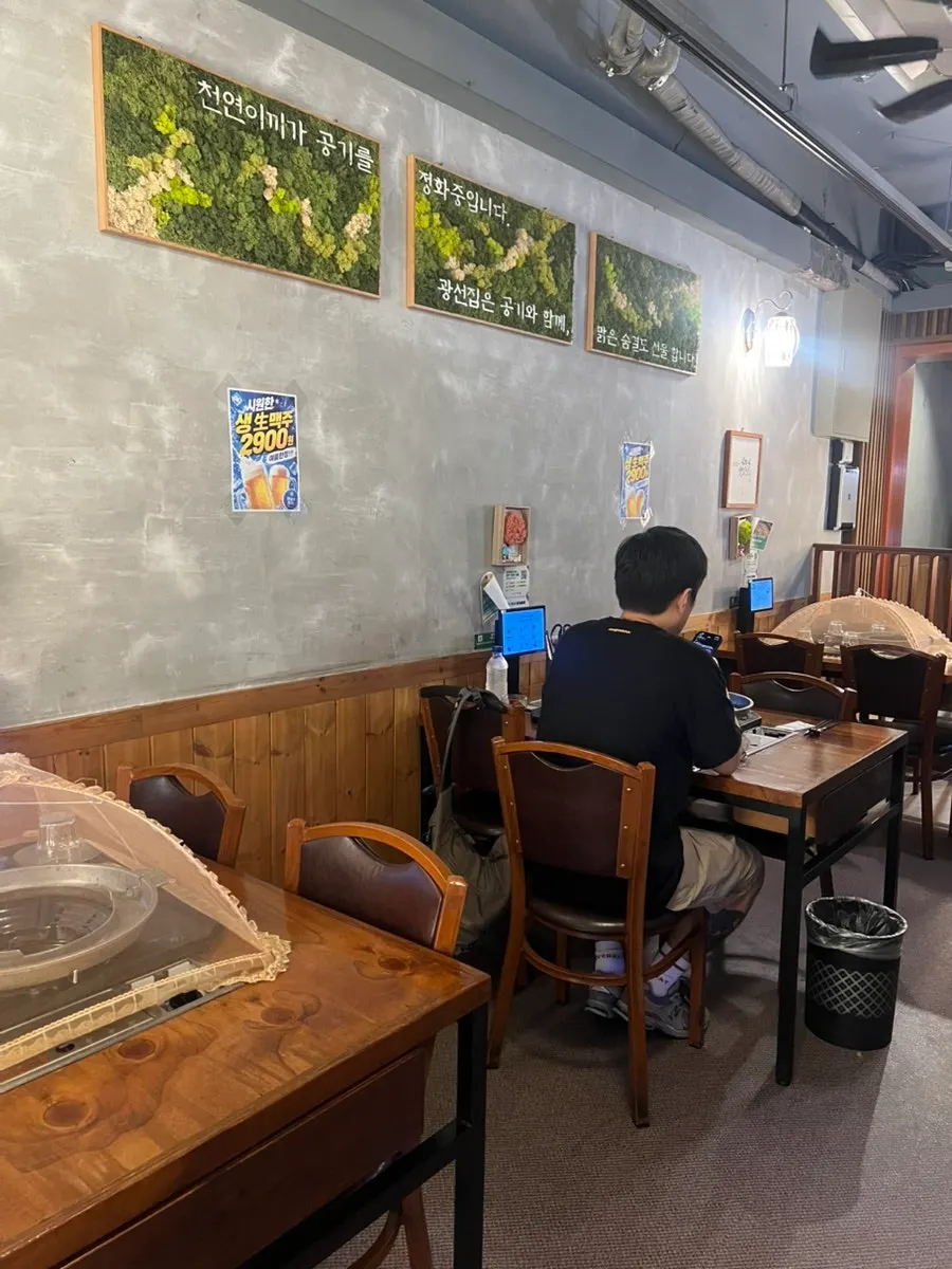 Interior de Gwangseonjip con mesas de madera