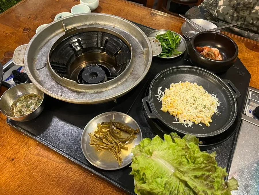 Mesa completa de acompañamientos básicos alrededor de la parrilla