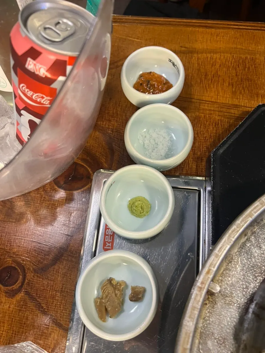 Platitos de ssamjang, sal, wasabi y wasabi con shiitake