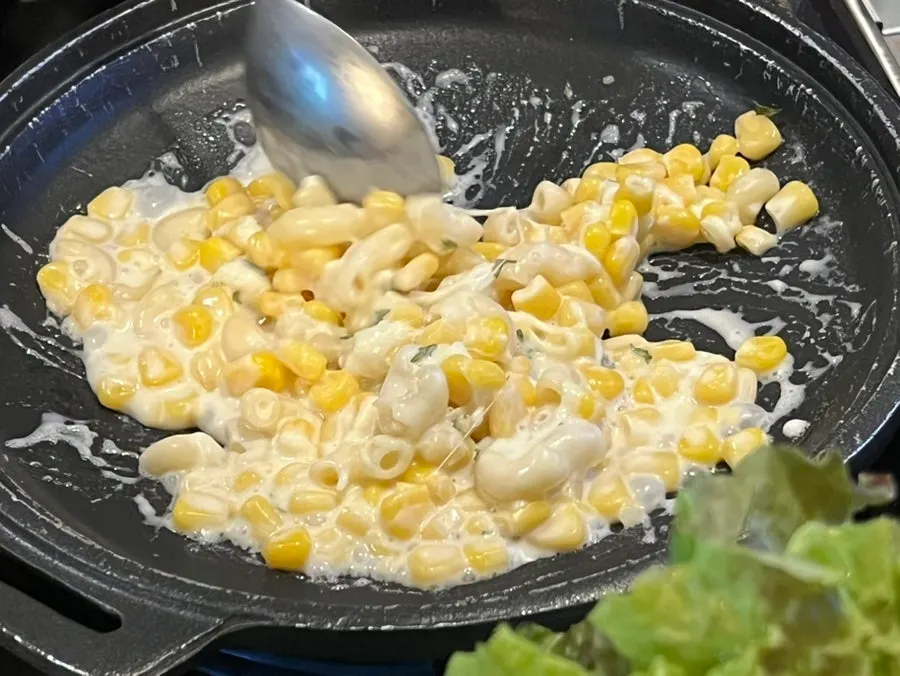 Maíz con queso y mayonesa sobre la parrilla