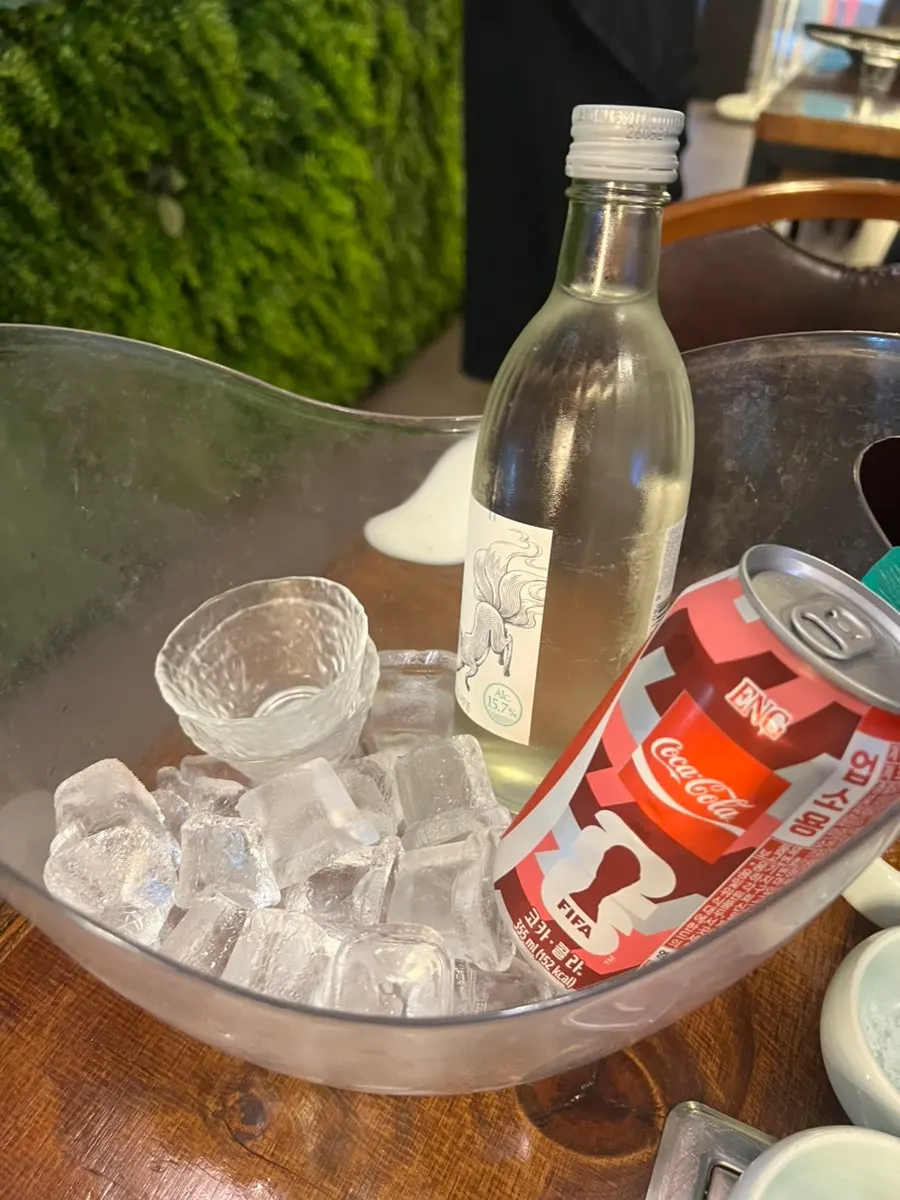 Bebidas y alcohol servidos en una cesta con hielo