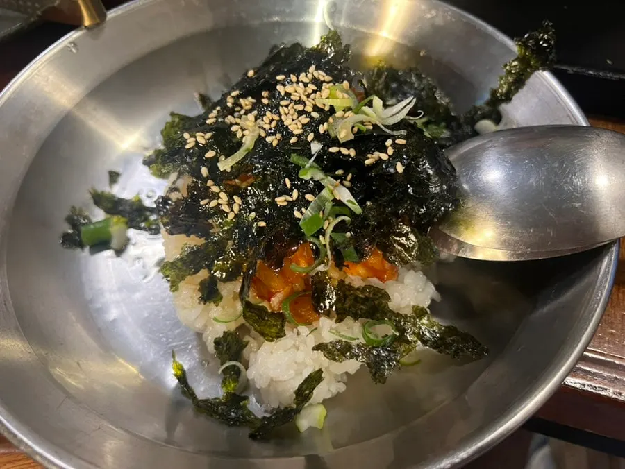Kkodeulsal sazonado con salsa, brotes de soja y setas