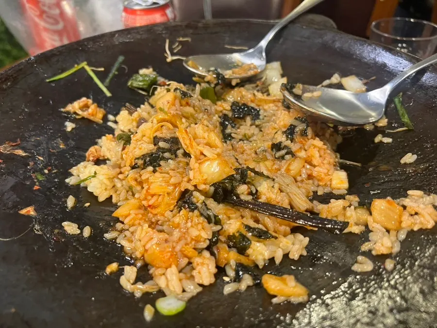 Ingredientes del arroz frito casero con gim en polvo y salsa