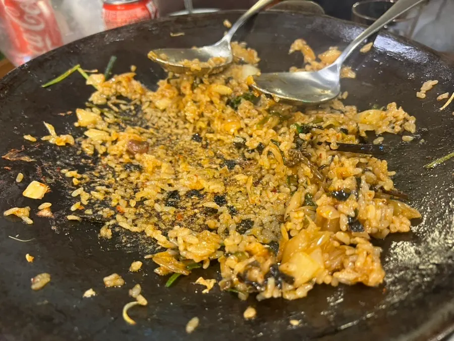 Arroz frito con kkodeulsal cocinándose en la parrilla