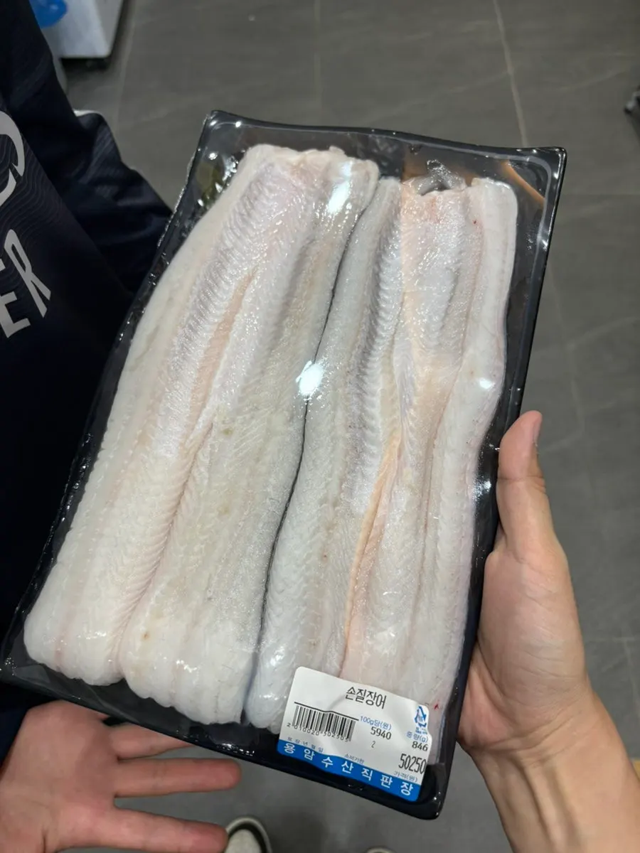 진열대에서 고른 국내산 풍천장어