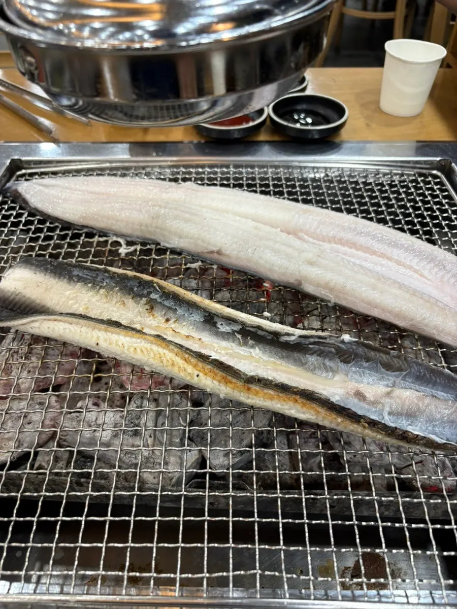 불판을 꽉 채운 큰 장어 한 마리