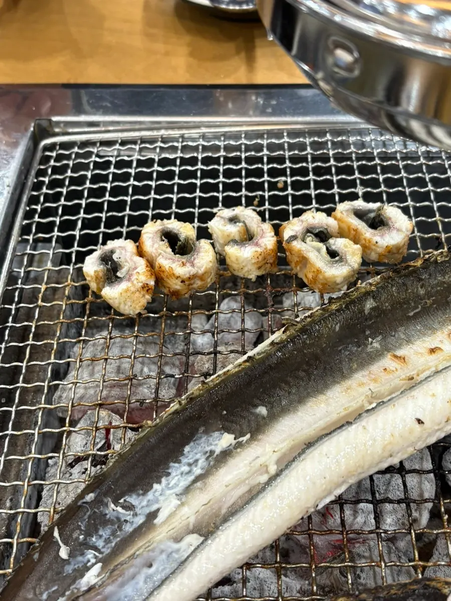 참숯 불판에 올린 통장어