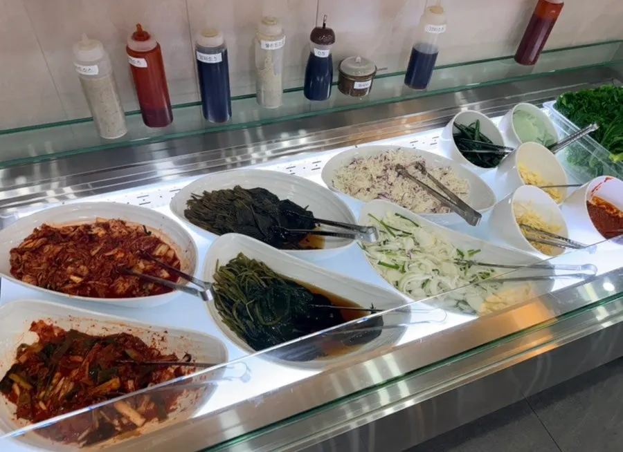 쌈채소와 소스가 놓인 셀프바