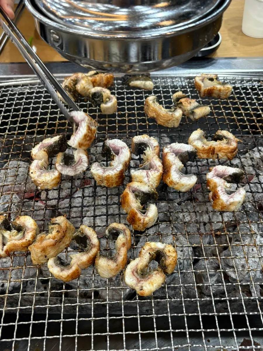잘라 세워 굽는 장어구이