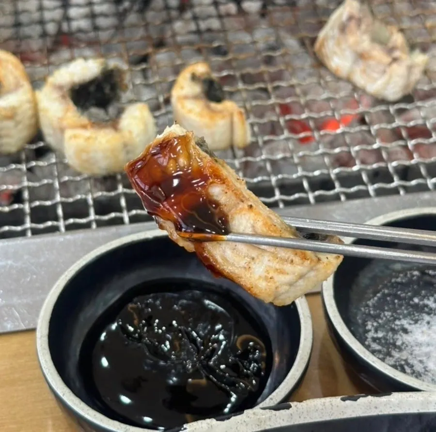 노릇하게 익은 장어 한 점