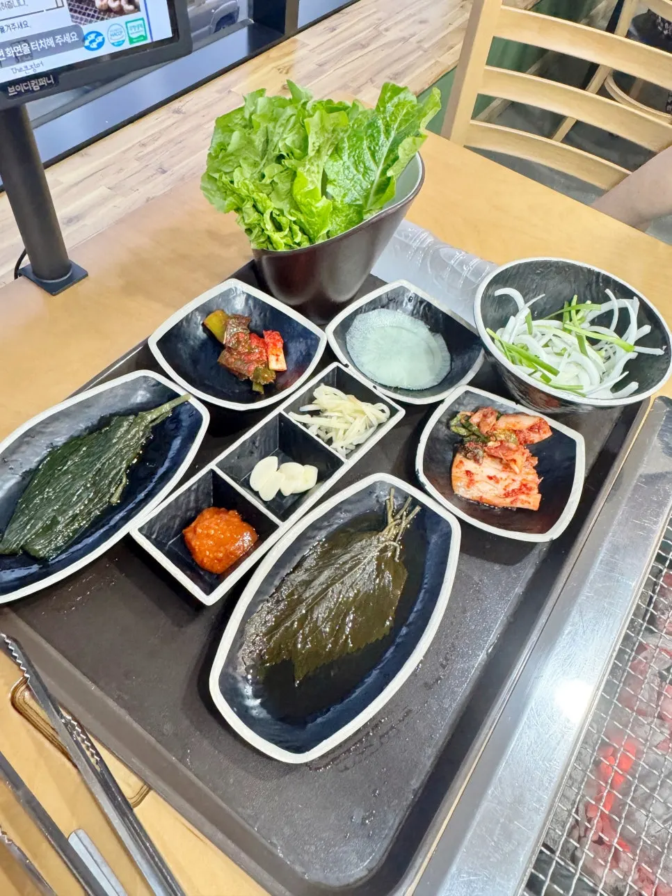 2층 테이블에 차려진 기본 반찬 세팅