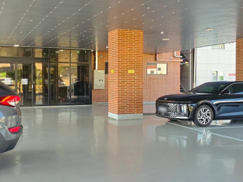 Dedicated 1st floor parking lot and market entrance
