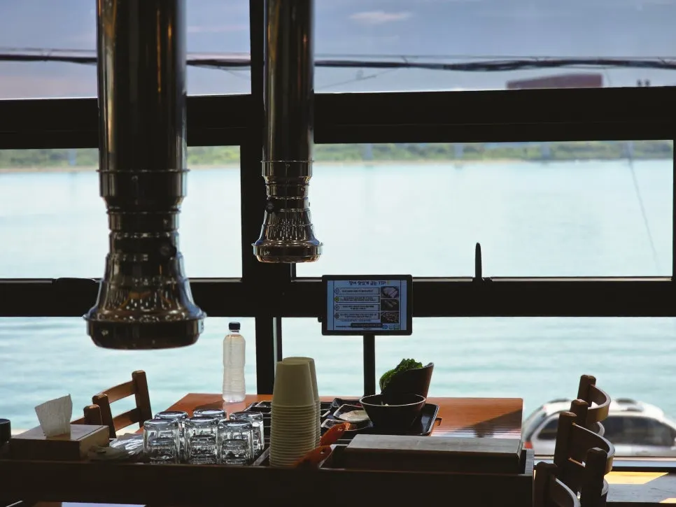 Table during the relaxed lunch hour