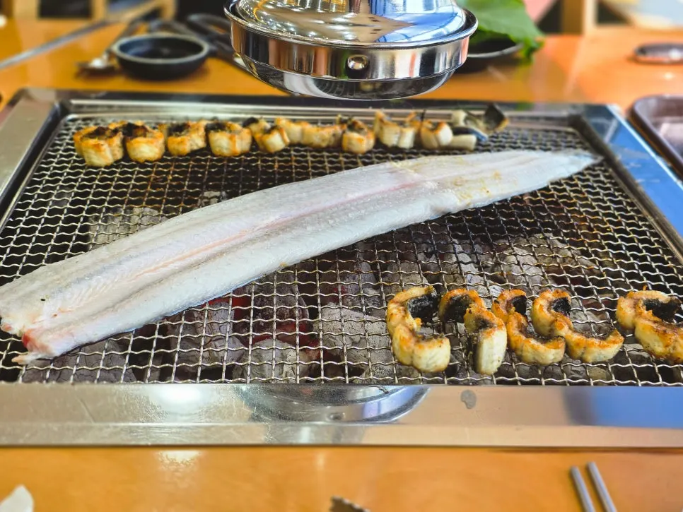 Instructions on how to grill eel placed at the table