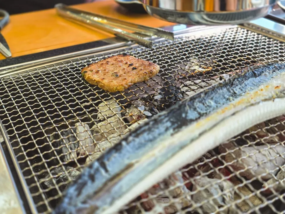 Golden, well-grilled charcoal eel