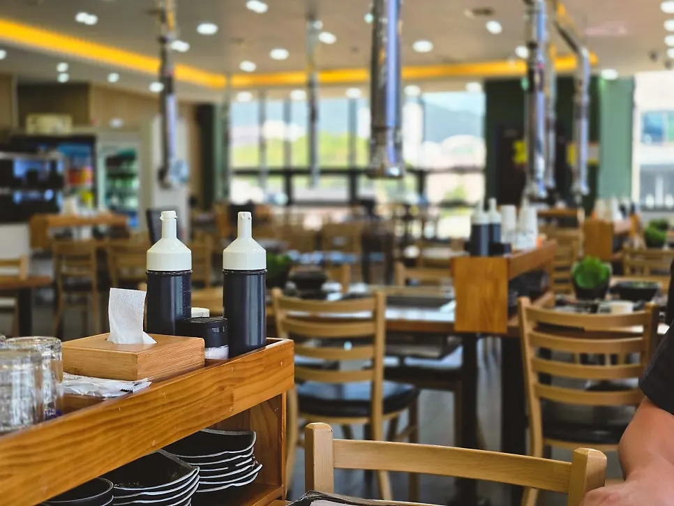 Self-serve bar for refilling side dishes and wrap greens