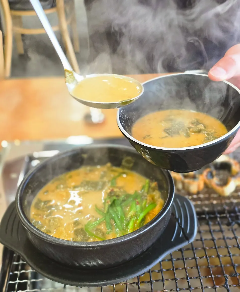 Mixing rice into the eel soup