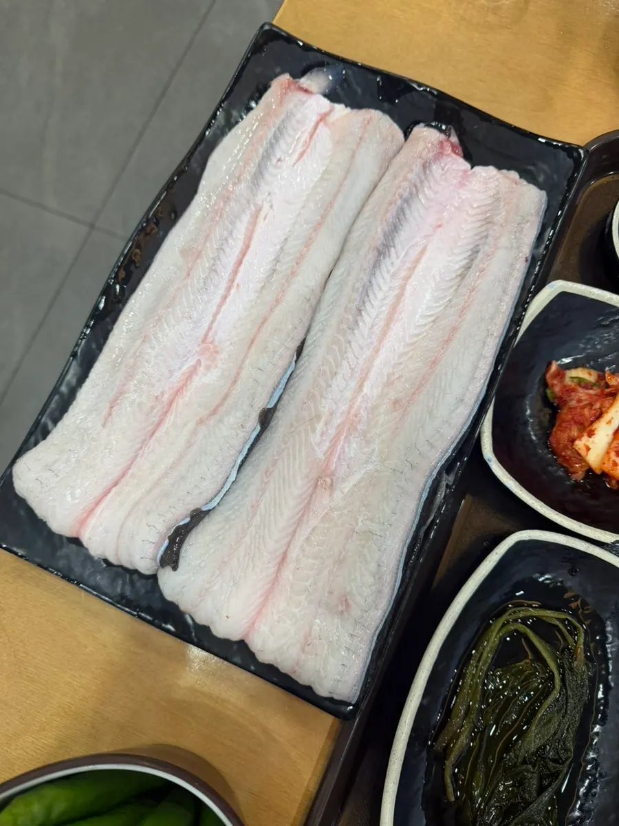 불판에 올리기 전 통통한 생장어