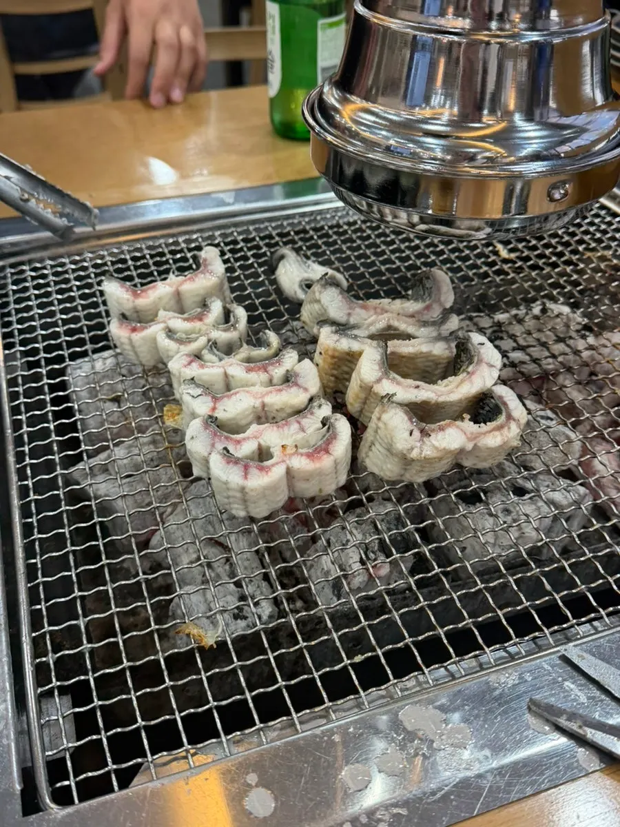 잘라서 골고루 굽는 장어