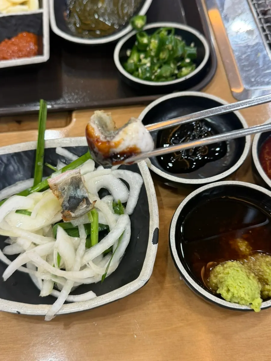 데리야끼 소스에 찍은 장어 한 점