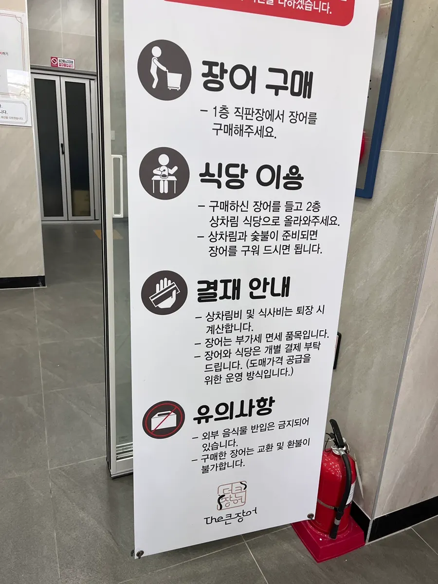 필로티 주차장과 매장 입구