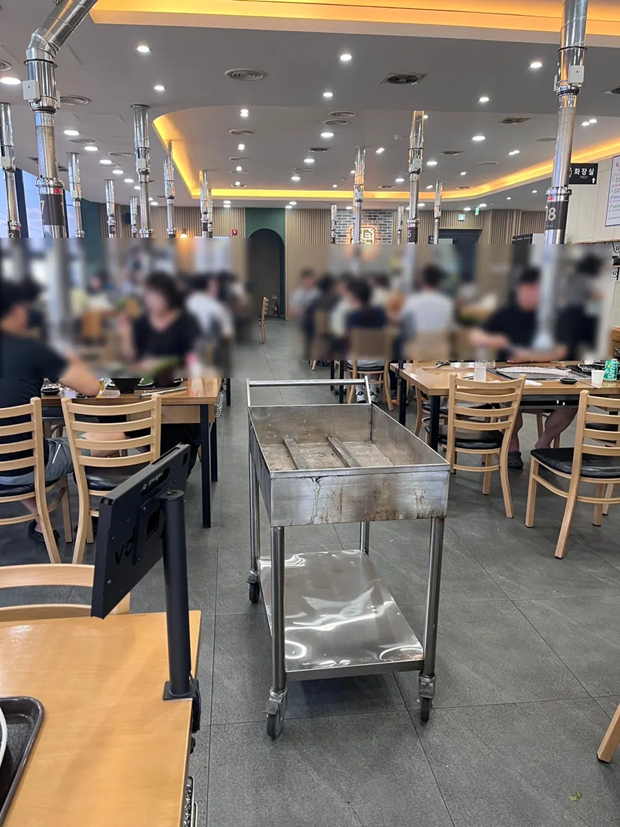 넓은 2층 식당 홀 전경